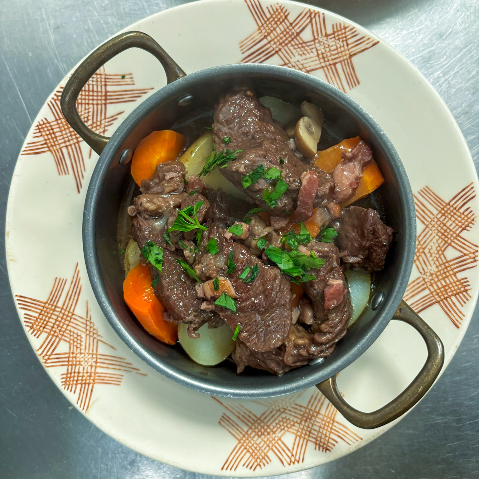 Bœuf BIO « façon Bourguignon » au vin de Touraine, carottes, champignons, et grenailles au four 