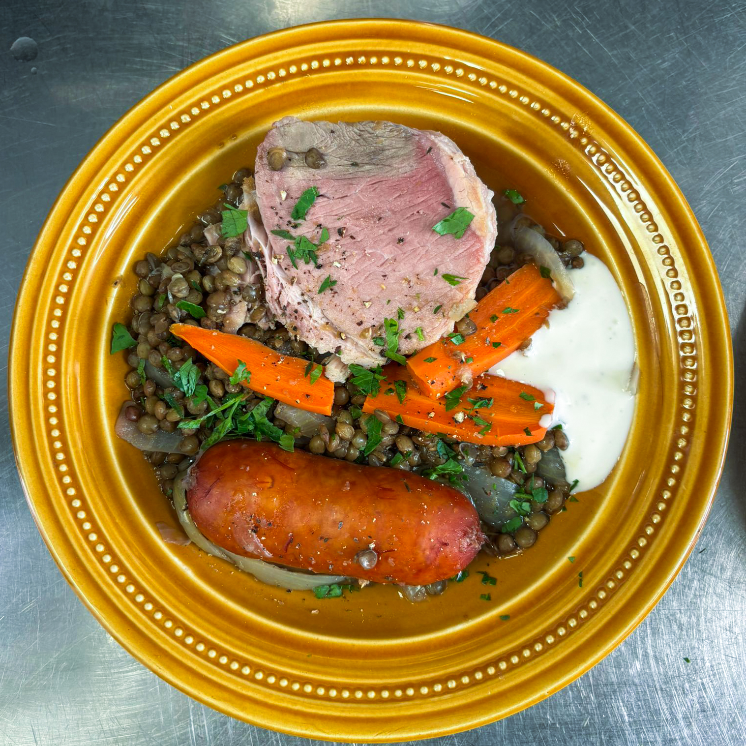 Petit salé aux lentilles BIO de Marçay, saucisse fumée et crème au vinaigre