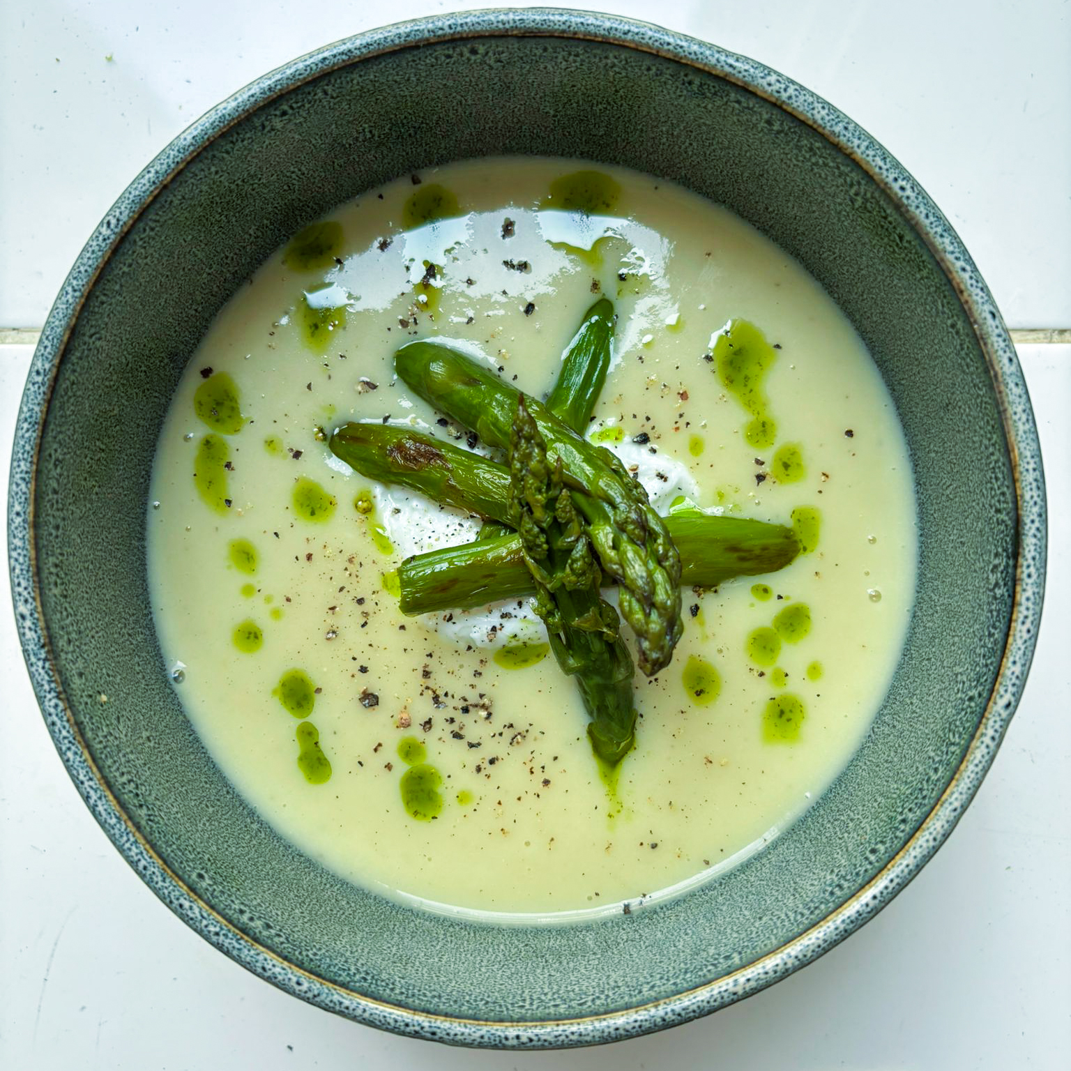 Velouté frais d’asperges blanches, oeuf poché et asperges vertes grillées