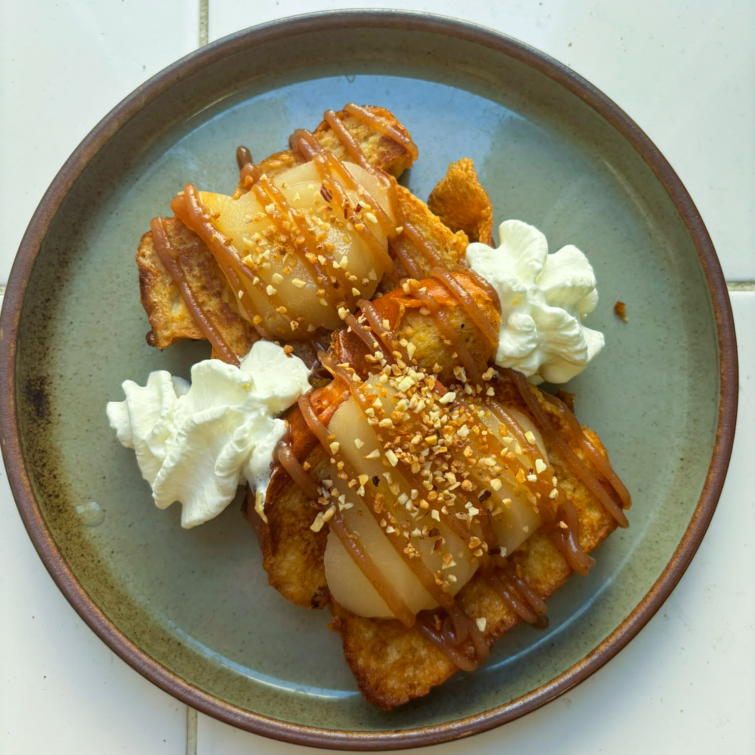 Brioche perdue au lait noisette, crème de marrons et poire BiO pochée