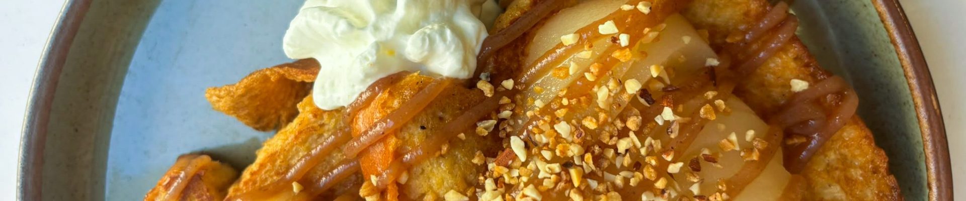 Brioche perdue au lait noisette, crème de marrons et poire BiO pochée