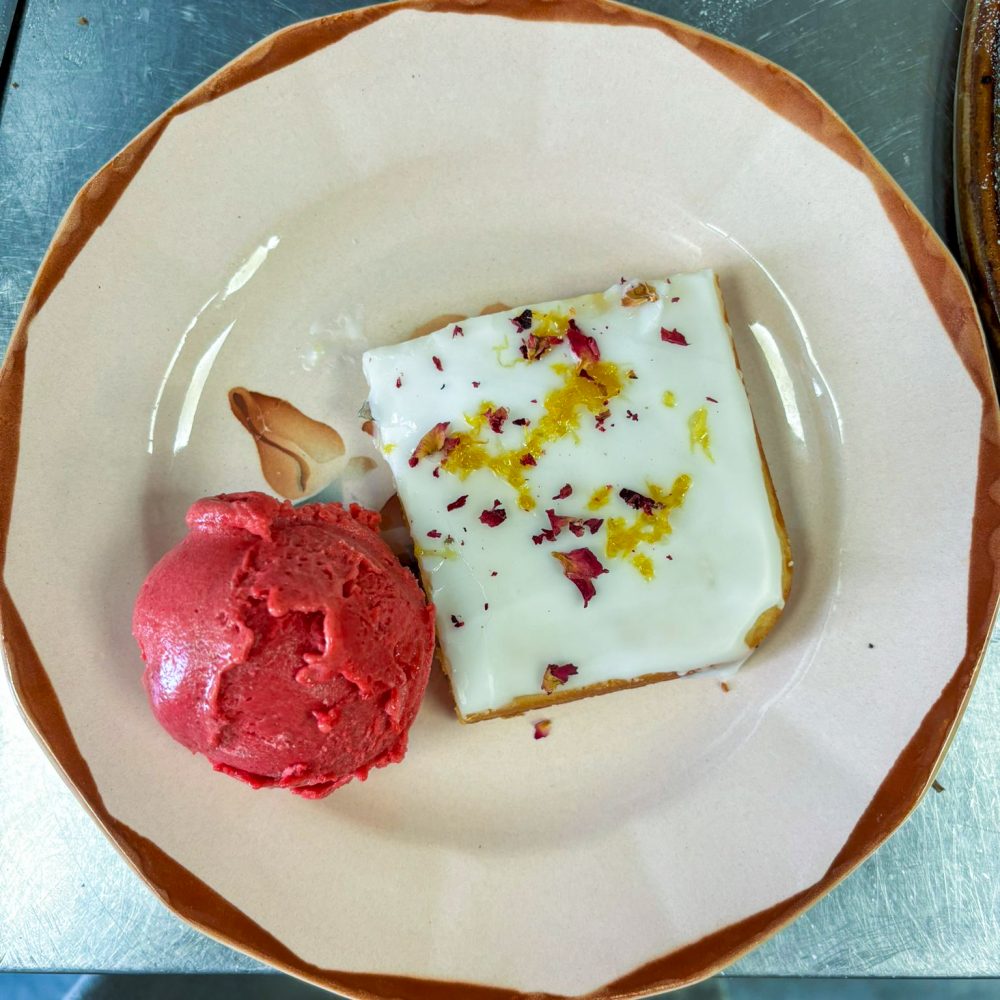 Blondie au citron, glaçage royal et sorbet aux framboises