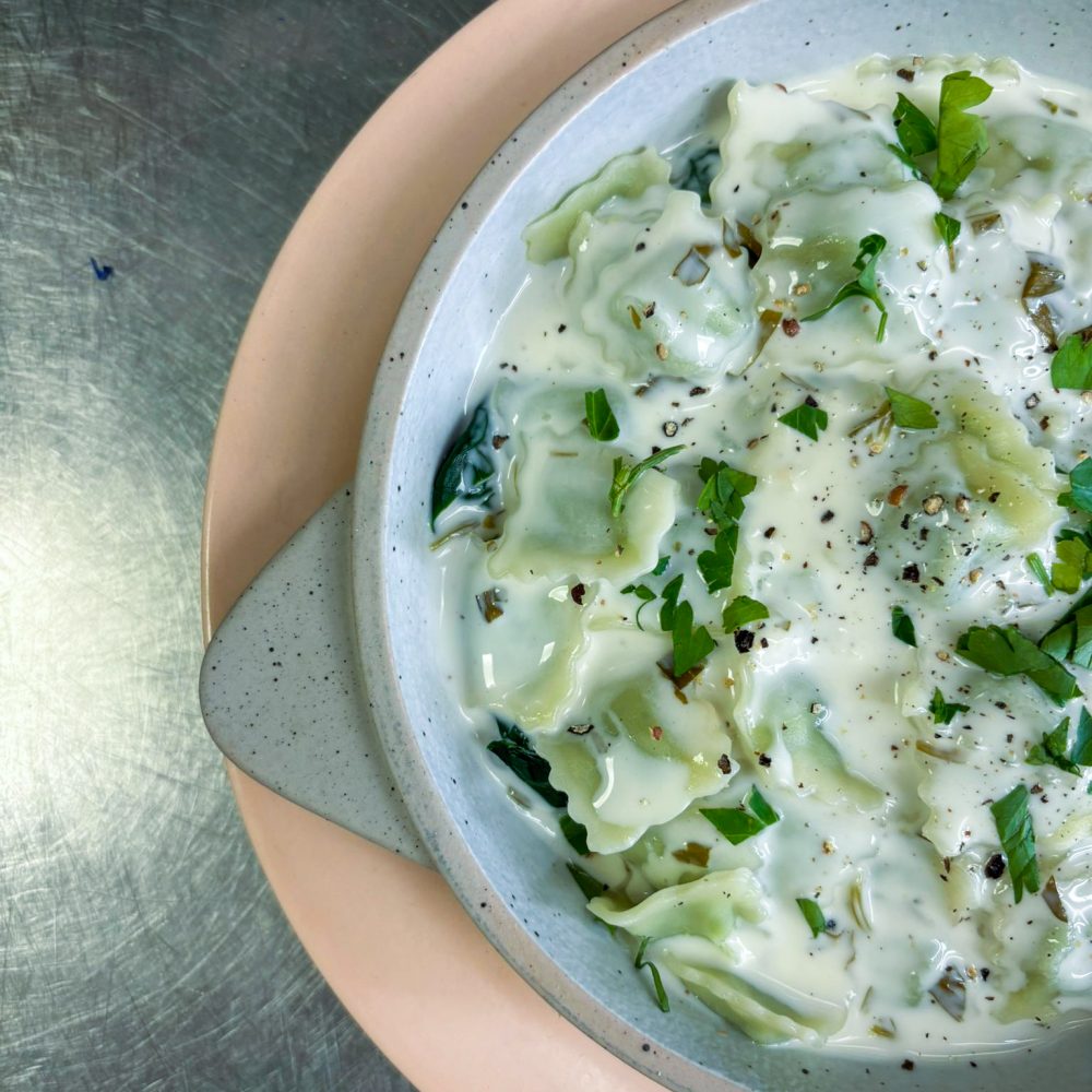 Cassolette de Ravioles du Dauphiné, épinards et crème à l’estragon