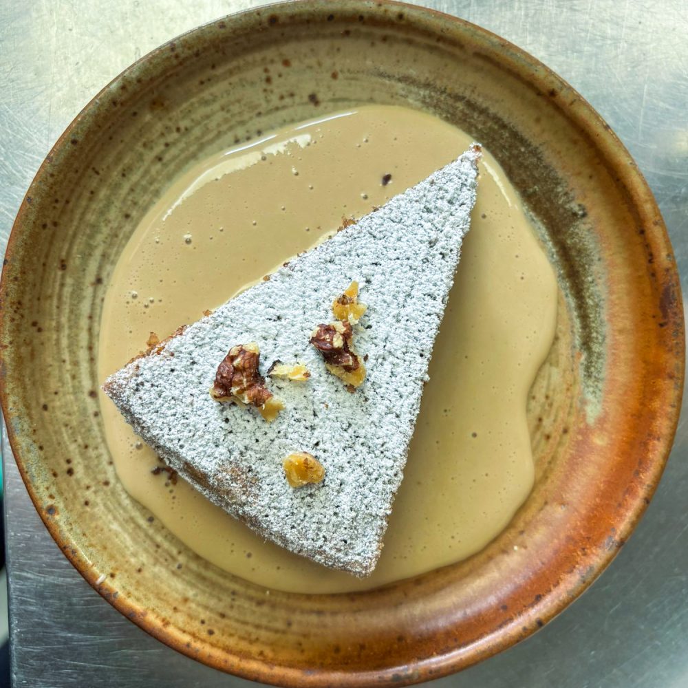 Fondant aux noix torréfiées, crème anglaise au café