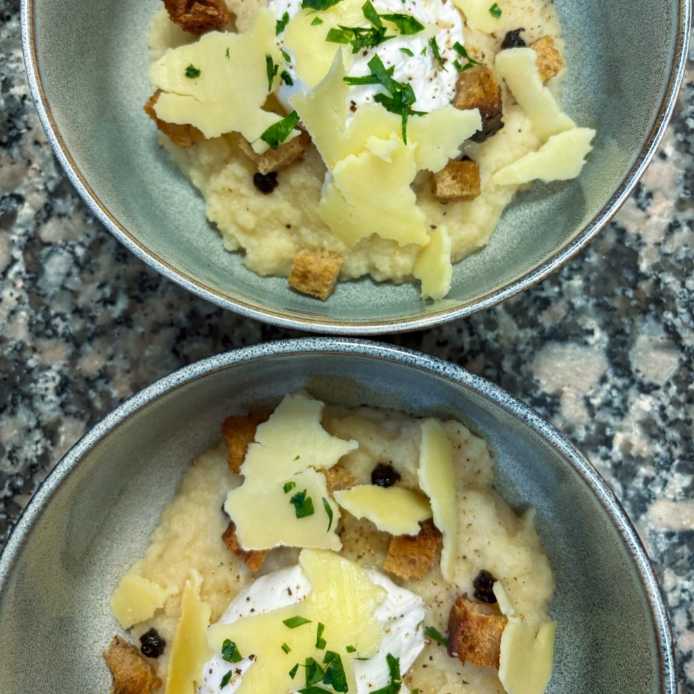 Œuf BIO coulant, crème persil tubéreux, copeaux de Cantal entre-deux AOP, ail noir et croûtons de pain au levain 