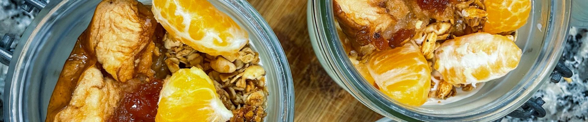 Granola maison au miel de châtaigner de Touraine, fruits frais et coulis de saison