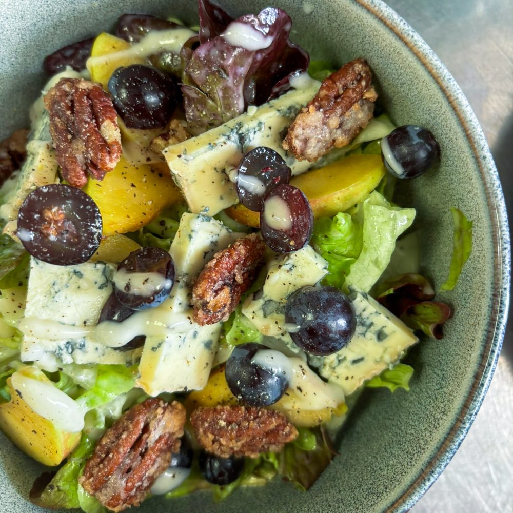 Salade Waldorf aux pommes BIO, raisin muscat, Fourme d’Ambert AOP, noix de pécan caramélisées, vinaigrette blanche au sirop d’érable
