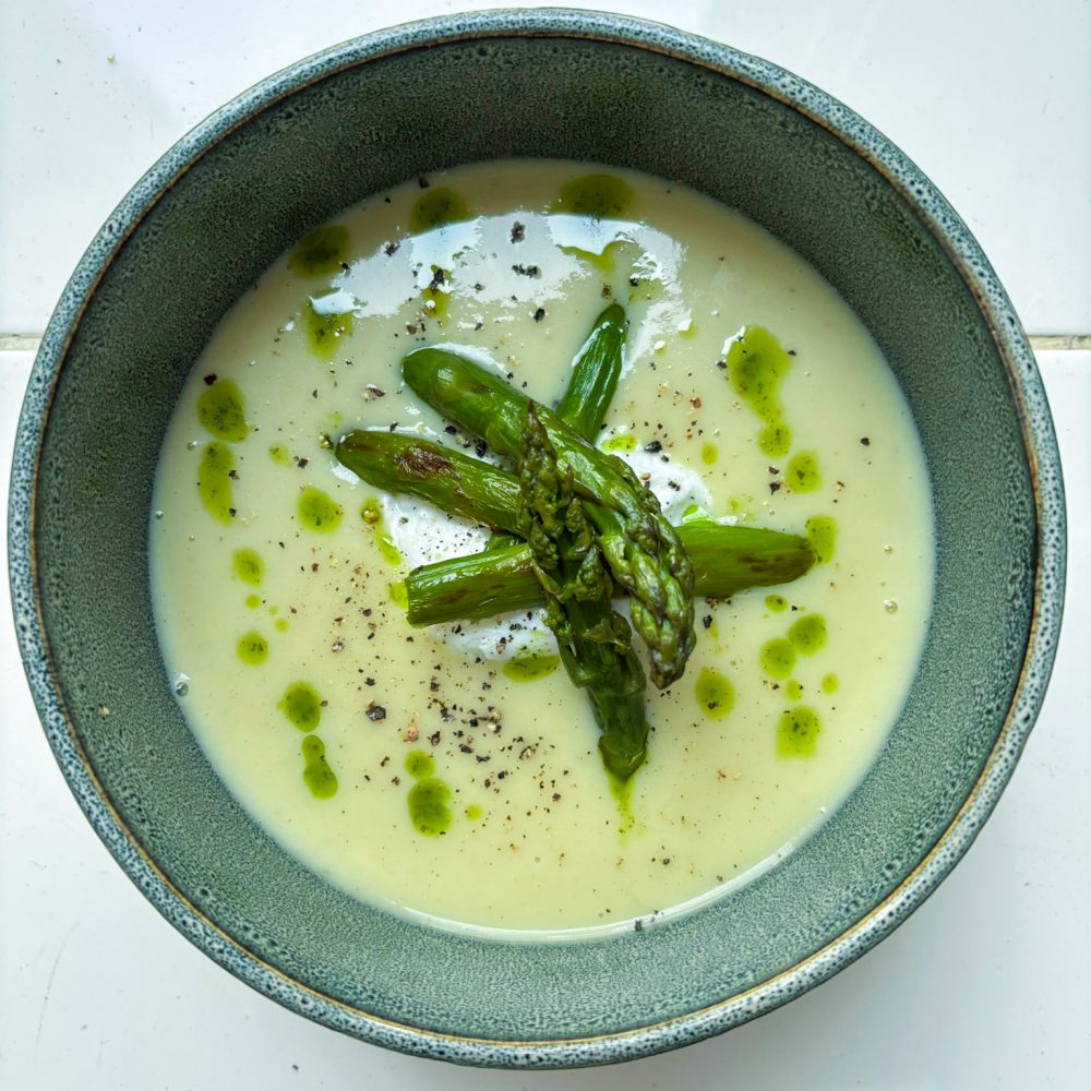 Velouté frais d’asperges blanches, oeuf poché et asperges vertes grillées